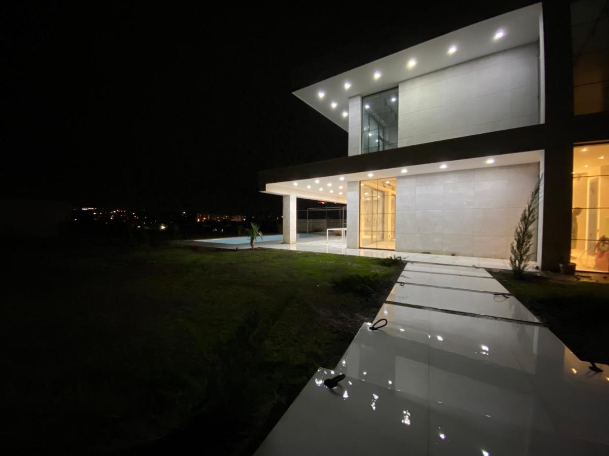 White House Jerevan Buitenkant foto