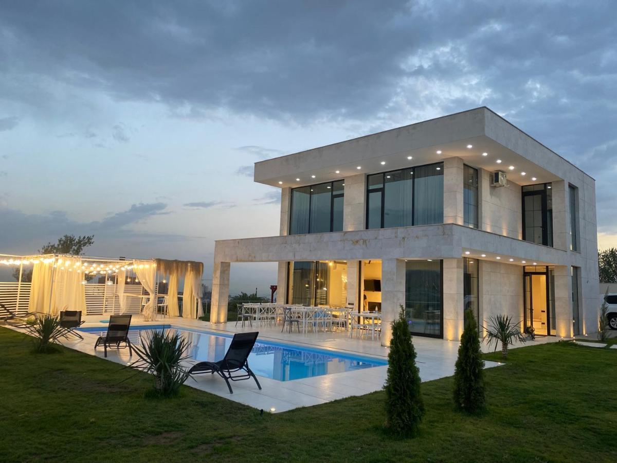 White House Jerevan Buitenkant foto